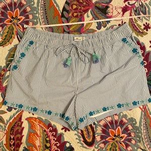 Vineyard Vines XXL embellished lined shorts. Blue & White stripes. White lining.